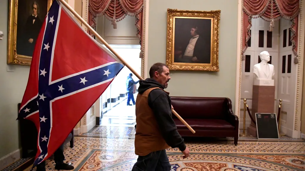 Kevin Seefried s vlajkou Konfederace při vniknutí do Kapitolu