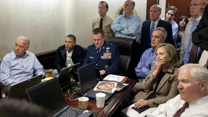 Špičky americké administrativy sledují operaci, během které se podařilo dopadnout a zabít bin Ládina