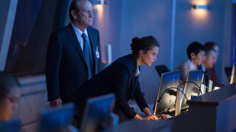 Tommy Lee Jones, Alicia Vikanderová