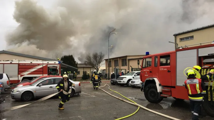 Zásah hasičů po výbuchu plynového terminálu v Rakousku