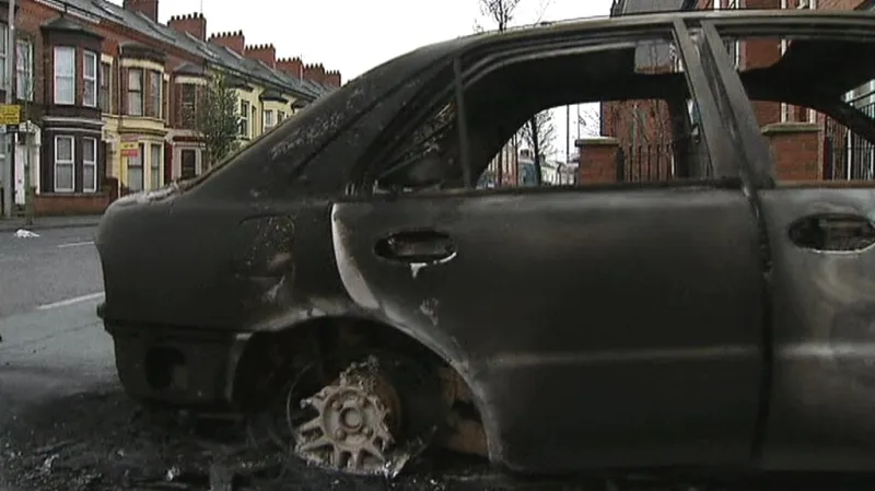 V ulicích Belfastu se bojuje