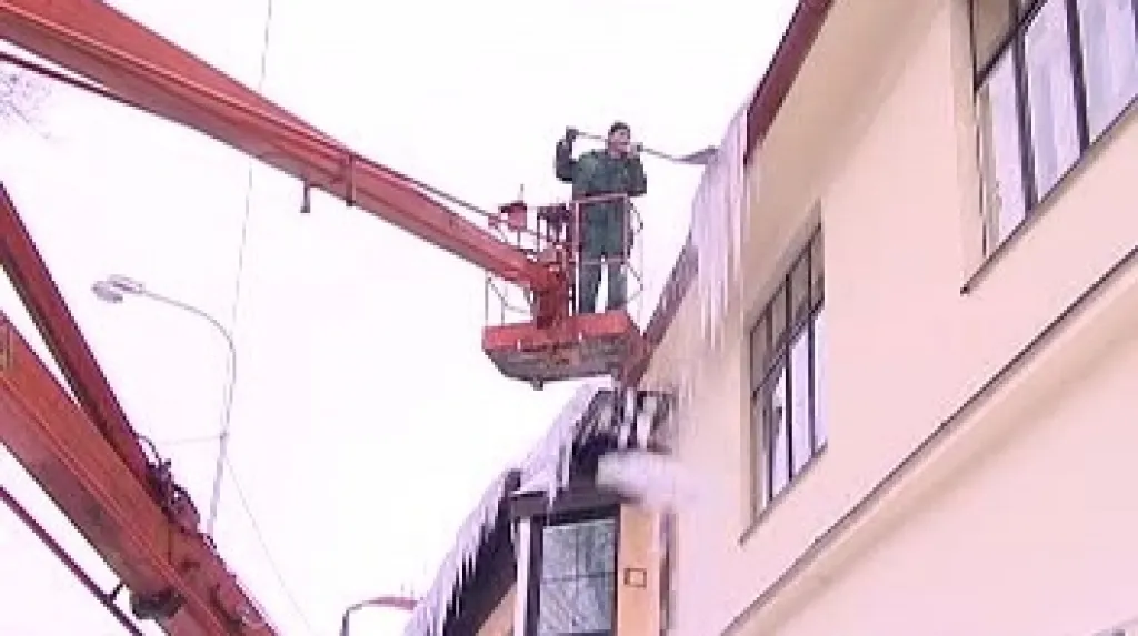 Úklid sněhu ze střechy