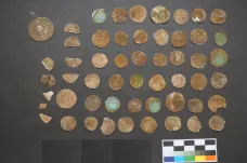 Amatérský hledač pokladů našel na Blanensku 50 stříbrných mincí