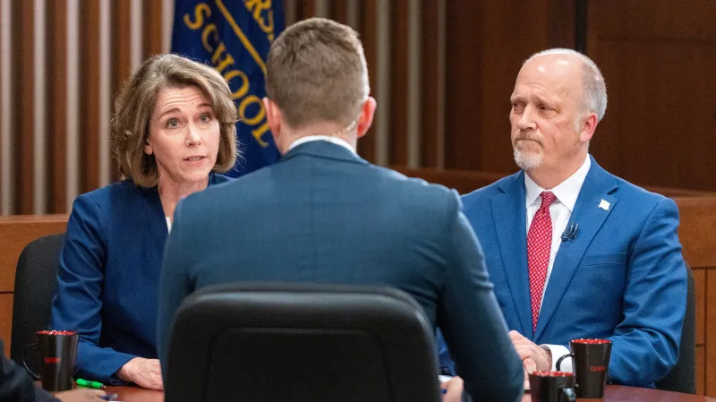 Kandidáti na soudce nejvyššího soudu Susan Crawfordová a Brad Schimel