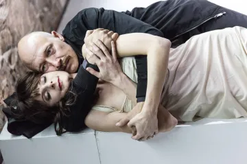 Recenze: Je to tu. Švandovo divadlo zve na performanci smrti