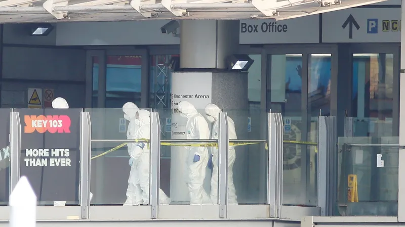 Forenzní znalci zajišťují stopy u haly