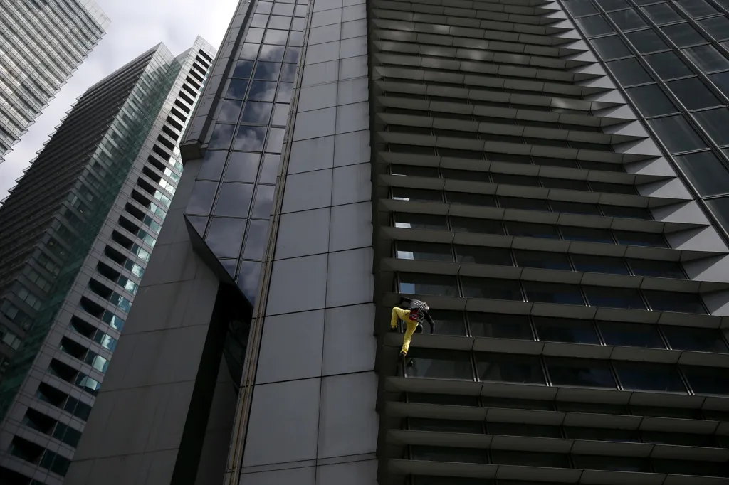 Francouz jménem Alain Robert, známý jako francouzský Spider-Man, při pokusu o zdolání 47patrové budovy GT International Tower ve filipínské Manile