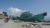 Tsunami vyplavila nedaleko města Palu loď na pláž