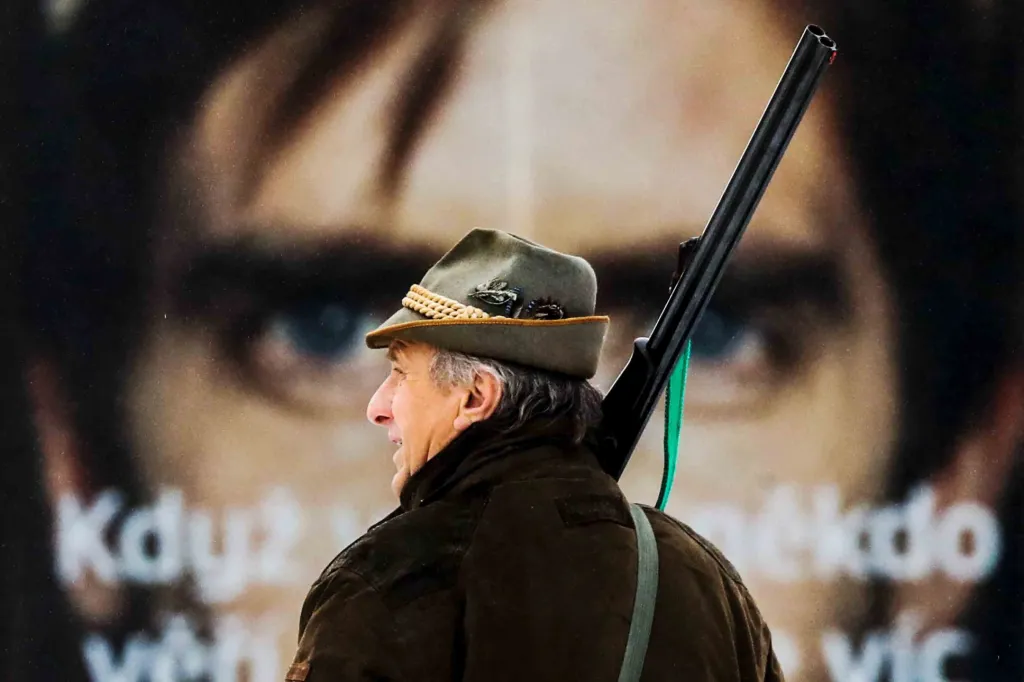 Série snímků „Kontroverzní lov holubů“ od fotografa Dana Materny