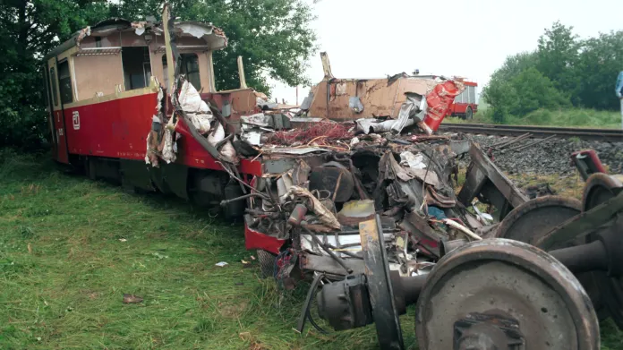 Při srážce u Krouny zdevastovaly vagony motorový vlak