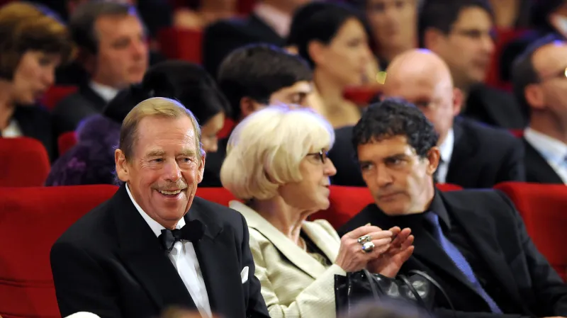 Eva Zaoralová vedle Václava Havla a Antonia Banderase při zakončení 44. ročníku