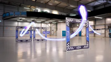 Trajektorie dronu řízeného AI