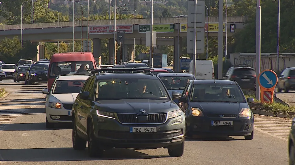 Kolona v Žabovřeské ulici v Brně