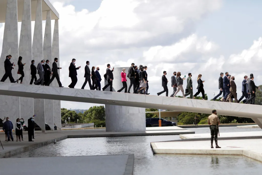 Fotografie ukazuje odchod brazilského prezidenta Jaira Bolsonara z Palácio do Planalto (oficiální pracoviště brazilského prezidenta) před zahajovacím ceremoniálem „Týdne komunikace“
