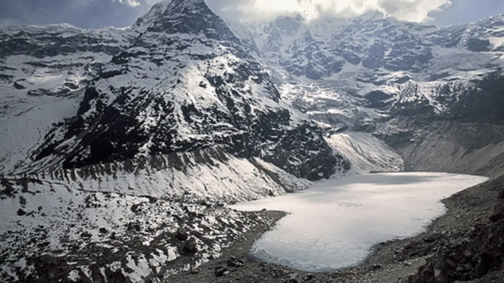 Ledovcové jezero v Nepálu