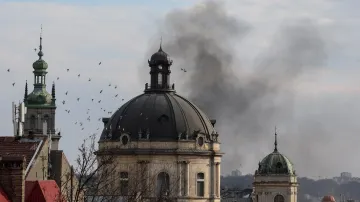 Nad historickým centrem Lvova stoupá kouř po ruském útoku (24. března 2026)
