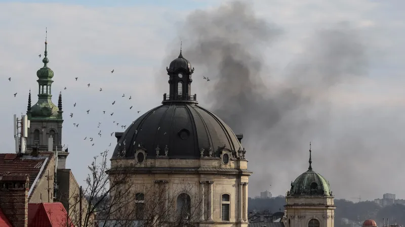 Nad historickým centrem Lvova stoupá kouř po ruském útoku (24. března 2026)