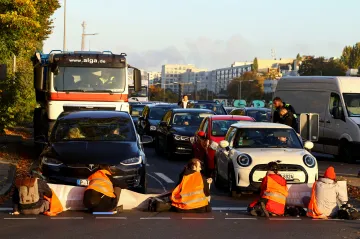 V Německu zemřela cyklistka. Policie šetří, jestli aktivisté svým jednáním nebránili v poskytnutí pomoci