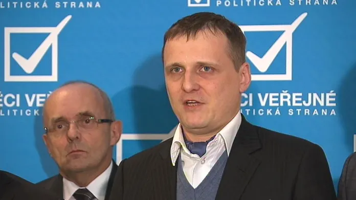 Šéf poslanců VV Vít Bárta na tiskové konferenci ke škrtům.