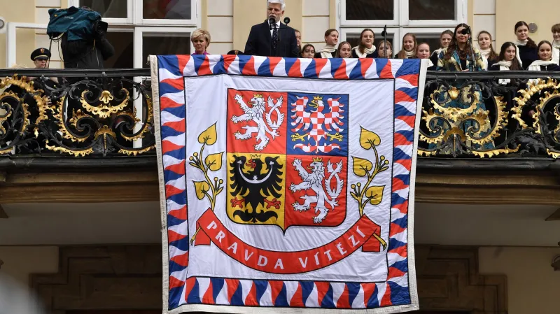 Petr Pavel s navrácenou standartou při pozdravu z balkonu