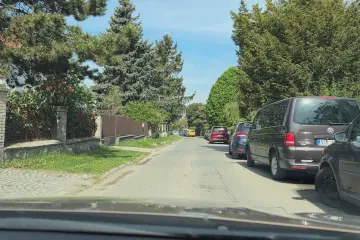 Někteří řidiči zejména na sídlištích parkují v rozporu se zákonem