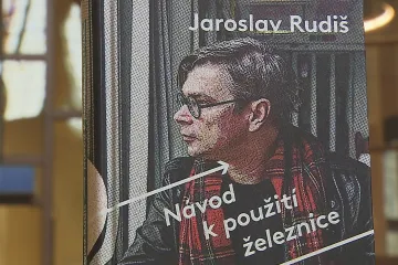 „Vlakem můžete kamkoliv.“ I podle Návodu k použití železnice od Jaroslava Rudiše