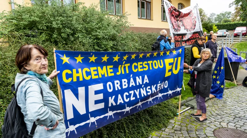 Demonstranti čekají u stanice lanovky na Větruši na premiéra Andreje Babiše (ANO) a maďarského premiéra Viktora Orbána