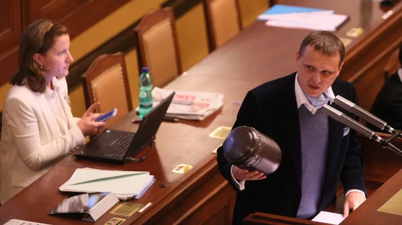 Vít Bárta s pohřební urnou pro ministra školství