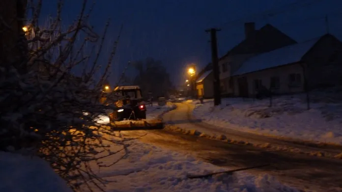 Odklízení sněhu v podvečer v Ostrohu
