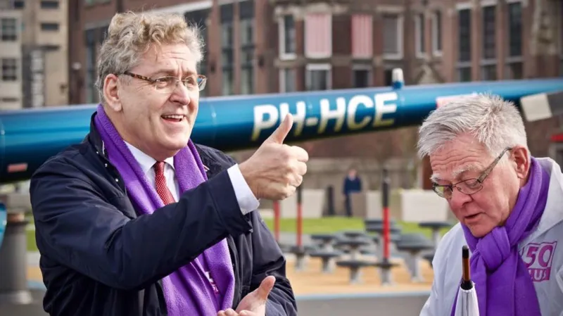 Předseda strany 50PLUS Henk Krol (vlevo)