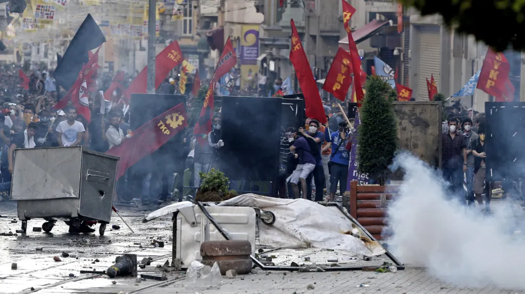 Srážky demonstrantů s policií v centru Istanbulu