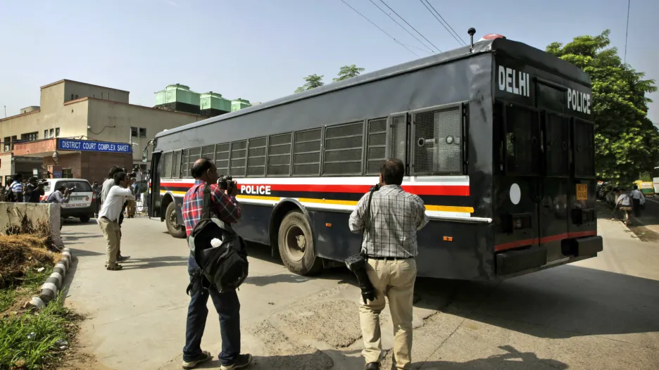 Policejní autobus převáží čtveřici mužů obviněných ze znásilnění