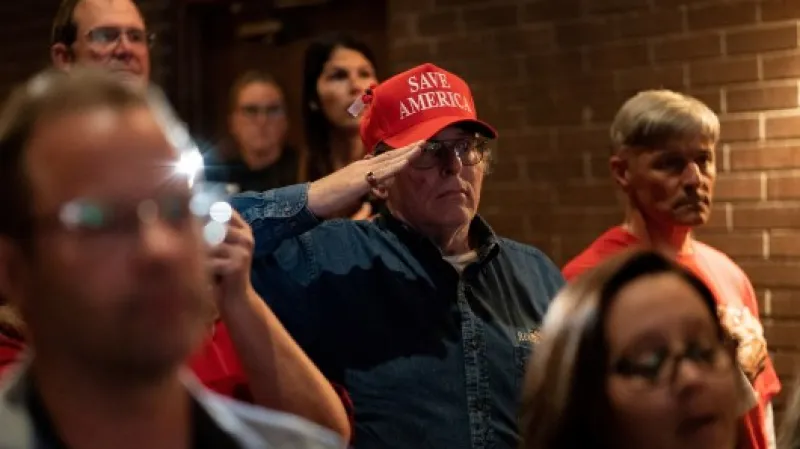 Příznivec Donalda Trumpa salutuje během mítinku Get Out the Vote.,  Autor: Jeenah Moon,  Zdroj: Reuters
