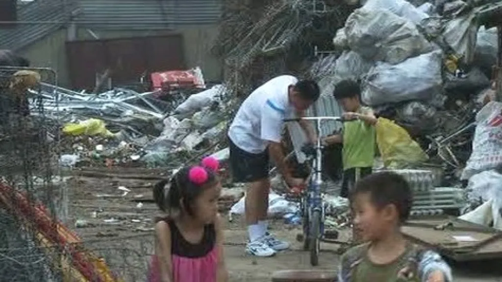 Čínská rodina žijící ve sběrně odpadů