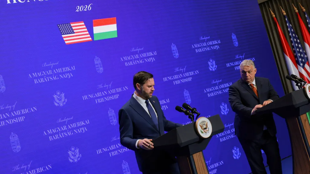 Americký viceprezident JD Vance (vlevo) a maďarský premiér Viktor Orbán (vpravo)