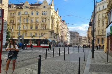 „Je to zločin.“ Nevidomí tepou úpravy Strossmayerova náměstí v Praze
