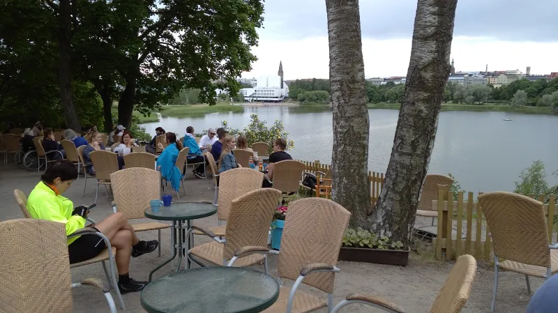 Letní měsíce se snaží Finové maximálně využít. V zimě totiž celý den venku rozhodně nestráví