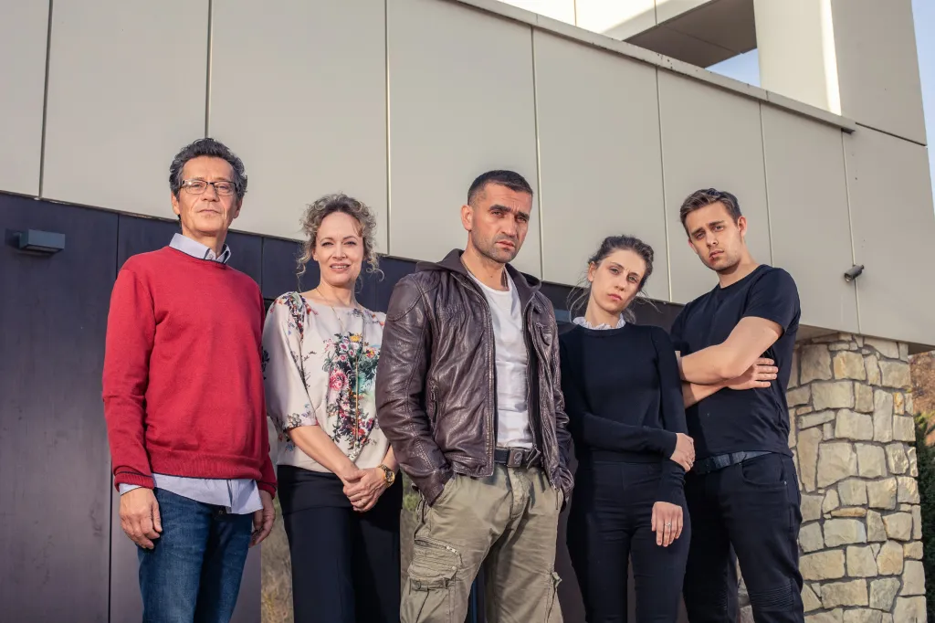 Veterán. Komorní drama o žoldákovi z francouzské legie, který se po letech vrací domů do Česka, aby začal podnikat a byl nablízku své rodině. Navíc prožívá vášnivý vztah. Tvůrci slibují noirovou atmosféru a nejednoznačného hrdinu, který umí vzbudit sympatie a zároveň se „v určitých situacích nechová jako úplně normální člověk“. (Režie: Jan Hřebejk, hrají: Milan Ondrík, Marie Poulová, Pavel Kříž)
