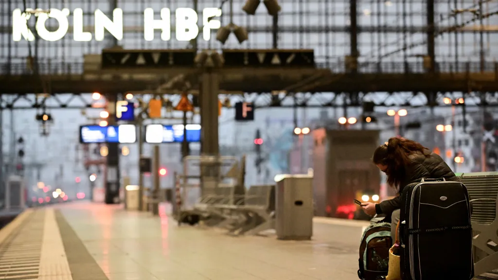 Cestující čeká na zpožděný vlak v Kolíně nad Rýnem