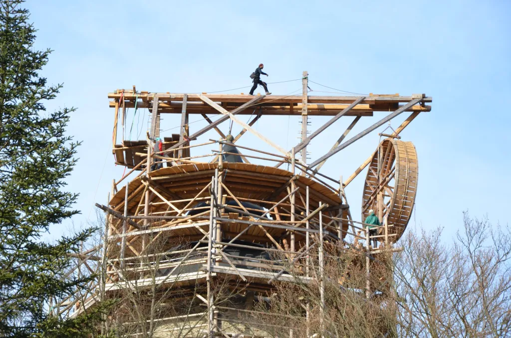 Replika středověkého jeřábu dlouhá 14 a vysoká 7 metrů s kolem na lidský pohon byla koncem minulého měsíce vyzdvižena na vrchol věže.