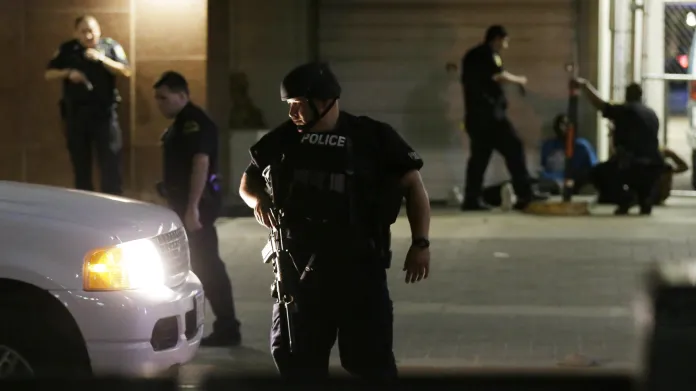 Policejní zásah po střelbě při demonstraci v Dallasu