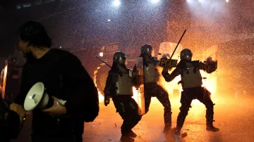 Protesty před indonéským parlamentem v Jakartě