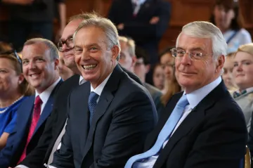 Odmítněte zákon porušující brexitovou dohodu, vyzývají britské poslance expremiéři Major a Blair