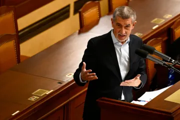 Babiš se ve sněmovně omluvil Kalouskovi za výrok o tom, že rozkrádal obranu