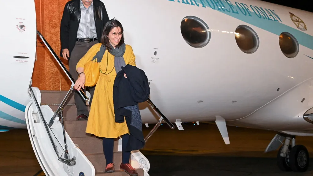 Nazanin Zaghariová-Ratcliffeová a Anoosheh Ashoori při mezipřistání v Ománu