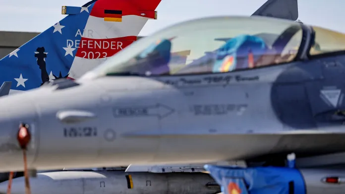 Stíhací letoun F-16 na cvičení Air Defender 23