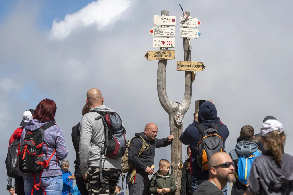 Turisté na Sněžce