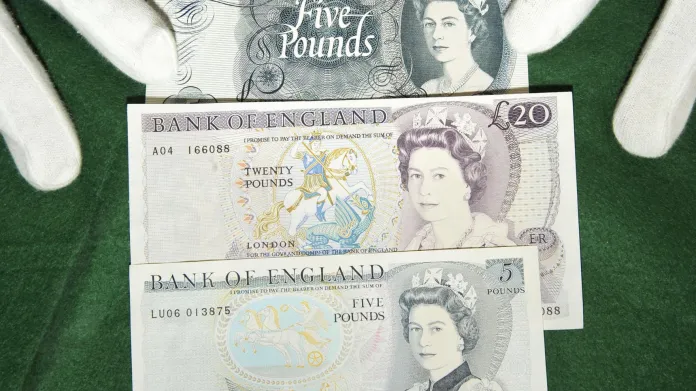 Vývoj podobizny královny Alžběty II. na britských bankovkách – odshora jednolibrová bankovka z roku 1960, pětilibrová z roku 1963, dvacetilibrová z roku 1970, pětilibrová z roku 1971 a pětilibrová z roku 1990.
