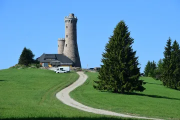 Vrchol Větrov se pyšní novou Dalimilovou rozhlednou, má dvě vyhlídky