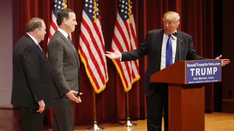 Mike Huckabee a Rick Santorum se společně s Donaldem Trumpem zúčastnili akce na podporu veteránů